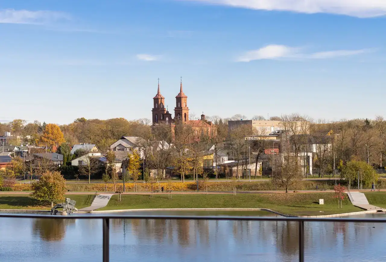 Kaunas prie upės